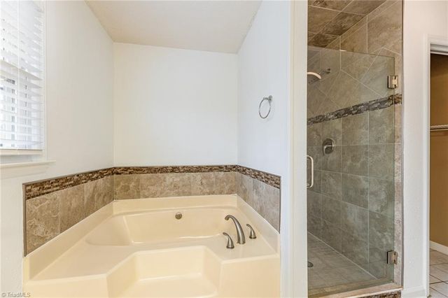 228 Creeksedge Court, Winston-salem, NC 27105