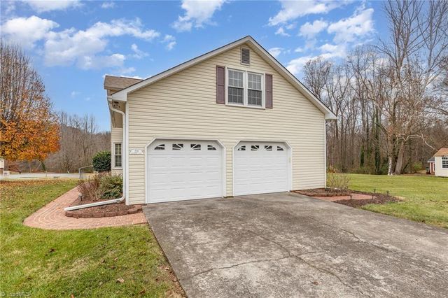 228 Creeksedge Court, Winston-salem, NC 27105