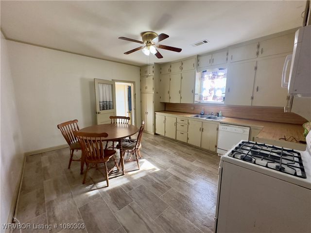 1301 E Chaney Street, Paris, AR 72855