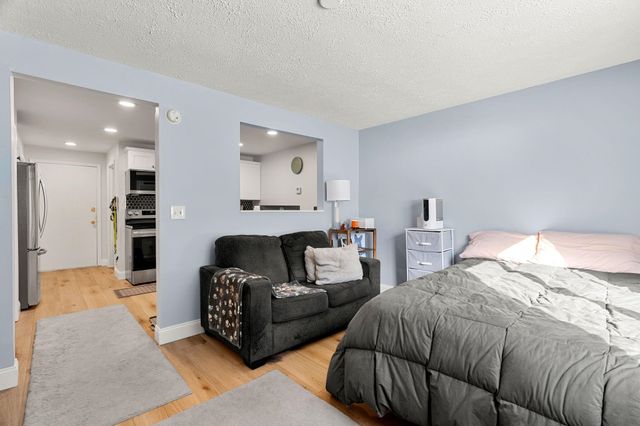 555 Calef Rd Apt 4, Manchester, NH 03103