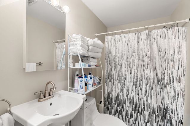 555 Calef Rd Apt 4, Manchester, NH 03103