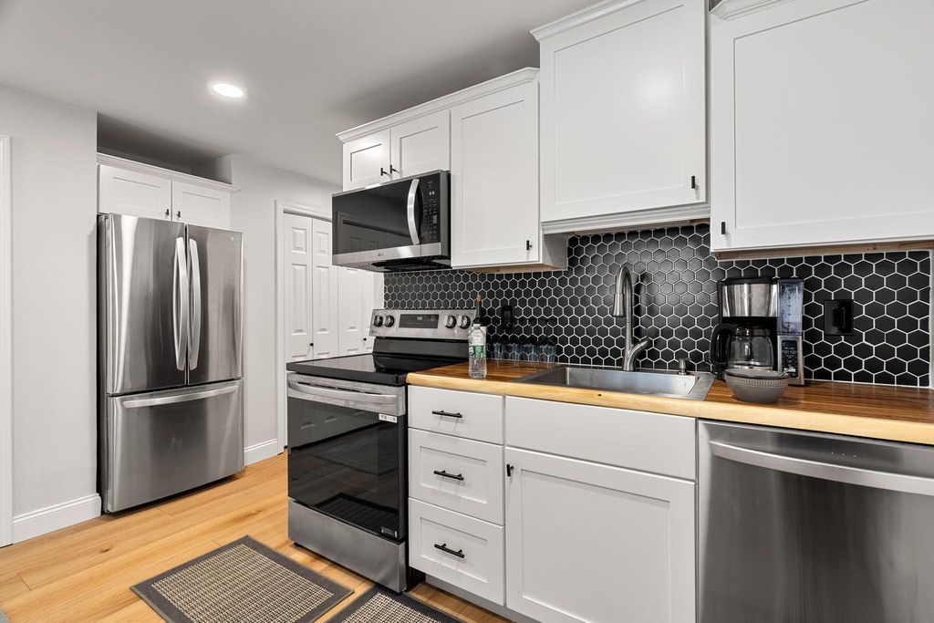 555 Calef Rd Apt 4, Manchester, NH 03103