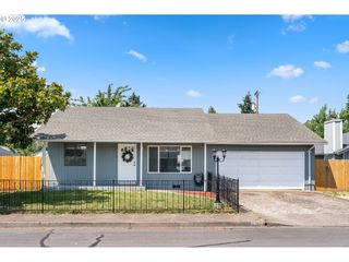 492 W OLYMPIC St, Springfield, OR 97477