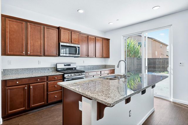 7075 N Shiraz Avenue, Fresno, CA 93722