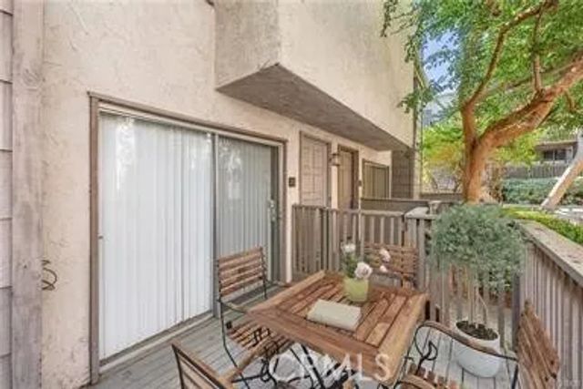 18316 Hatteras 20, Tarzana, CA 91356