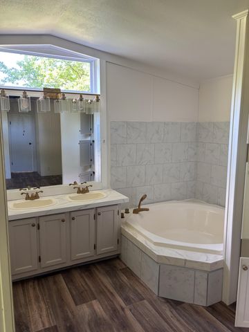 4528 State Route U, Pomona, MO 65789