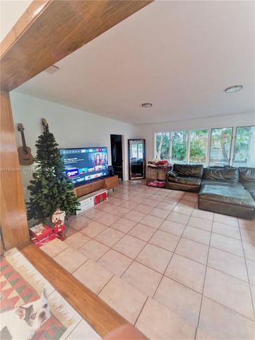 220 SE 1st St, Dania Beach, FL 33004