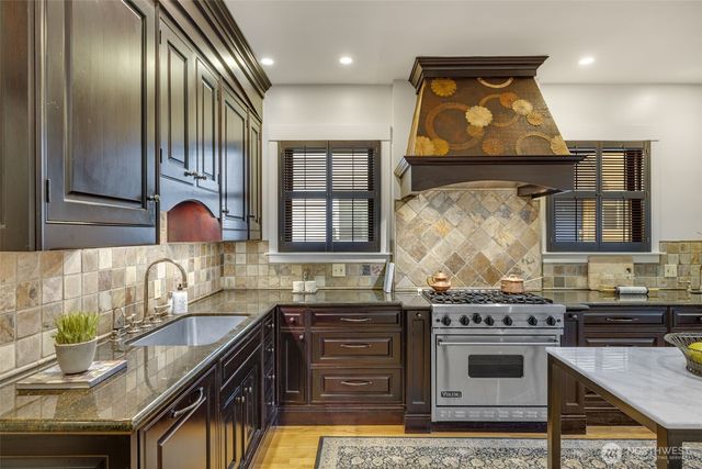 1000 15th Avenue E, Seattle, WA 98112