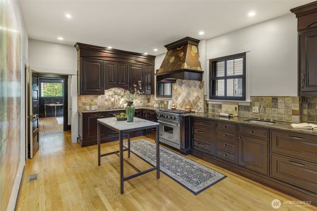 1000 15th Avenue E, Seattle, WA 98112