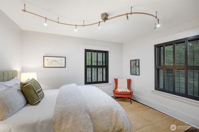 1000 15th Avenue E, Seattle, WA 98112