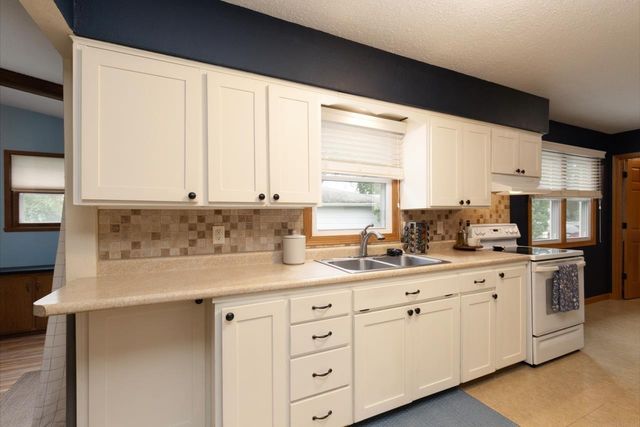 2308 Royal Drive, Cedar Falls, IA 50613