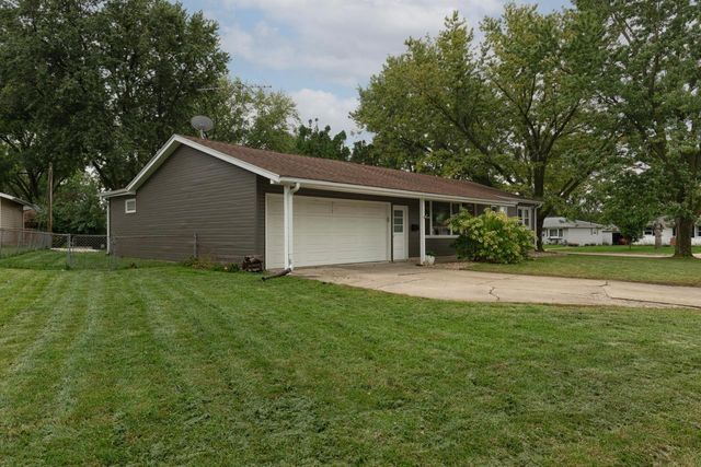 2308 Royal Drive, Cedar Falls, IA 50613