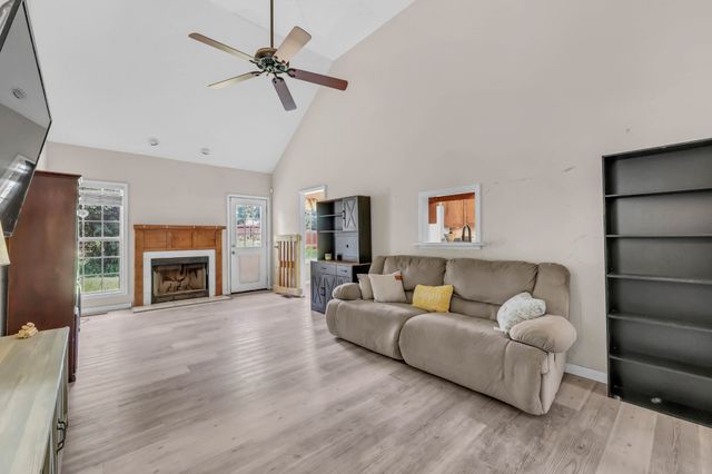 727 Ellie Nat Dr, Clarksville, TN 37040