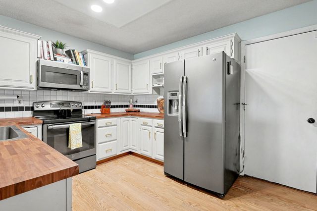 9614 W Chartwell St, Wichita, KS 67205