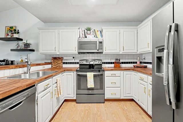 9614 W Chartwell St, Wichita, KS 67205