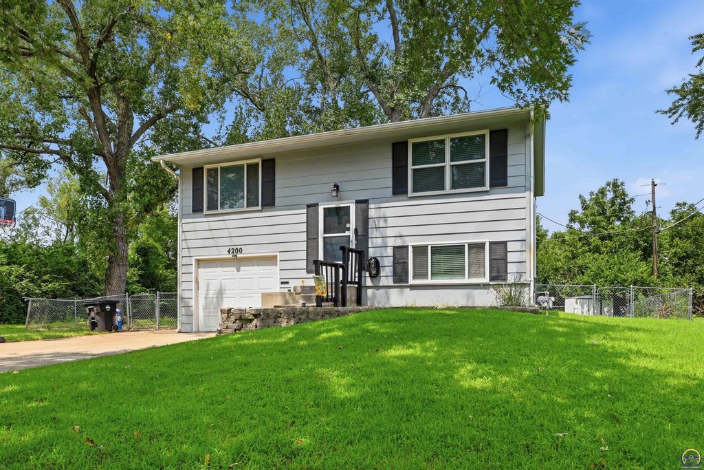 4200 SW 33rd TER, Topeka, KS 66614