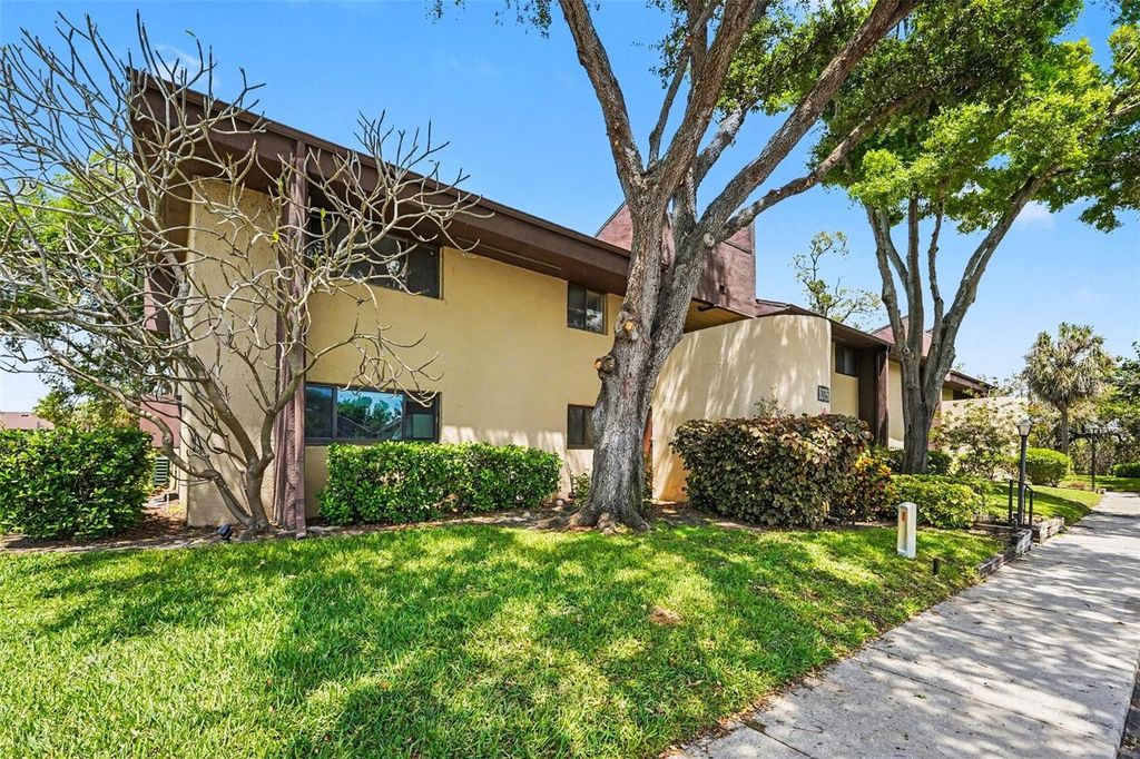 Image 2 of property listing at 10755 VILLAGE CLUB CIRCLE N 101, St Petersburg, FL 33716