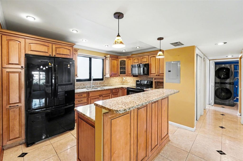 Image 5 of property listing at 10755 VILLAGE CLUB CIRCLE N 101, St Petersburg, FL 33716