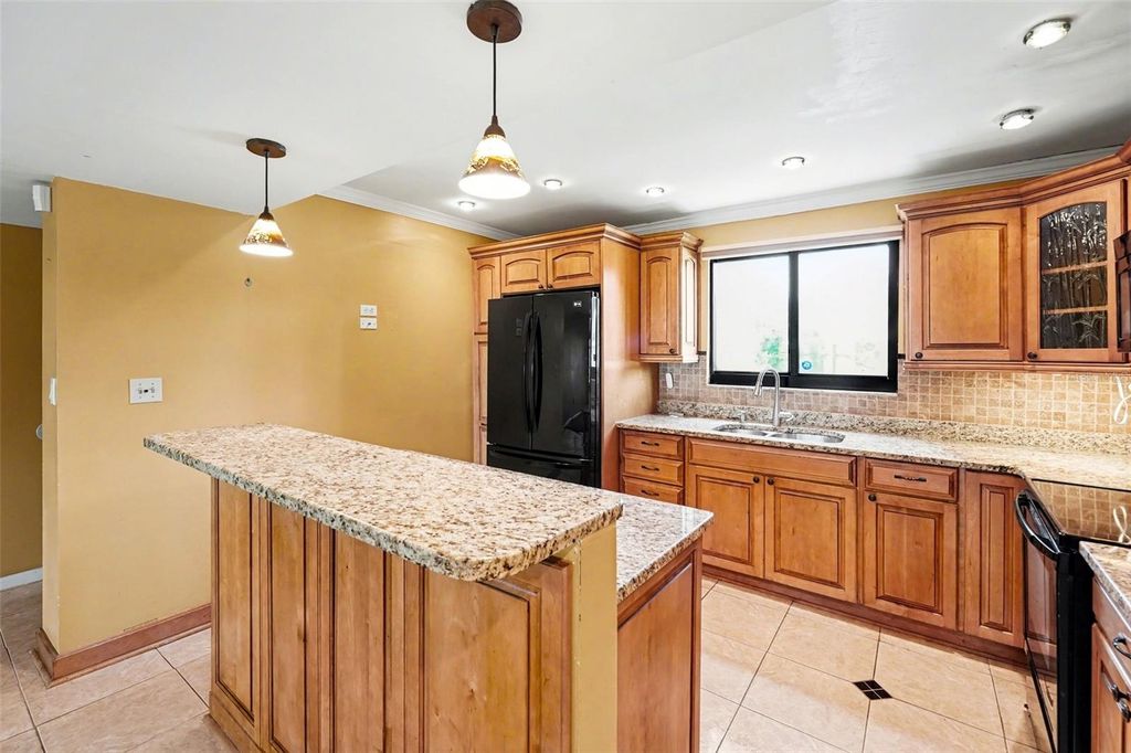 Image 8 of property listing at 10755 VILLAGE CLUB CIRCLE N 101, St Petersburg, FL 33716