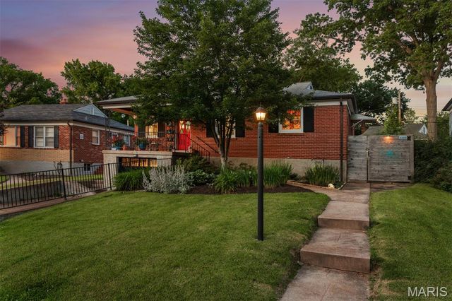 1524 N Berry Road, Rock Hill, MO 63119