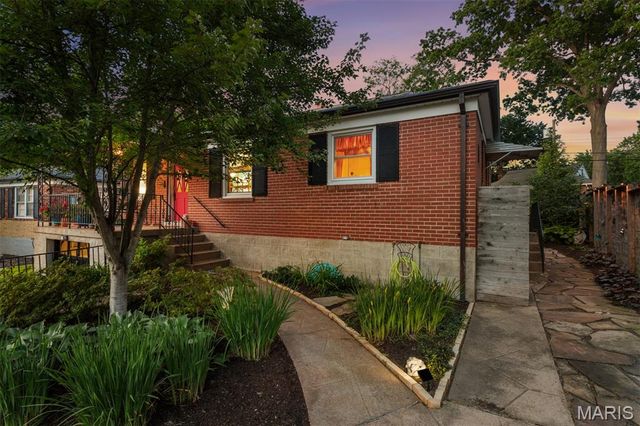 1524 N Berry Road, Rock Hill, MO 63119