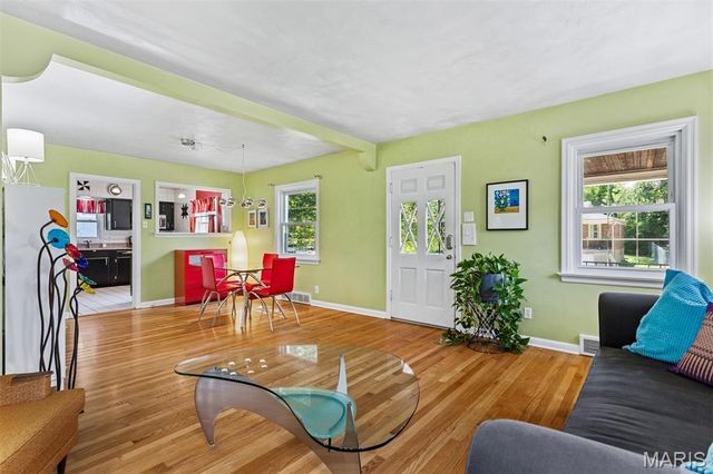 1524 N Berry Road, Rock Hill, MO 63119