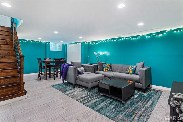 1524 N Berry Road, Rock Hill, MO 63119