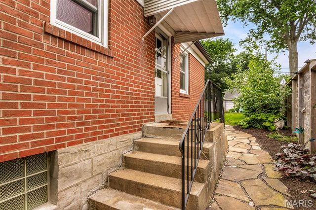 1524 N Berry Road, Rock Hill, MO 63119