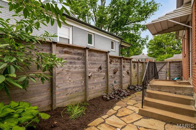 1524 N Berry Road, Rock Hill, MO 63119