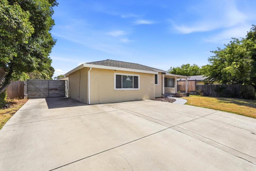 Image 3 of property listing at 2362 Princeton Avenue, Stockton, CA 95204