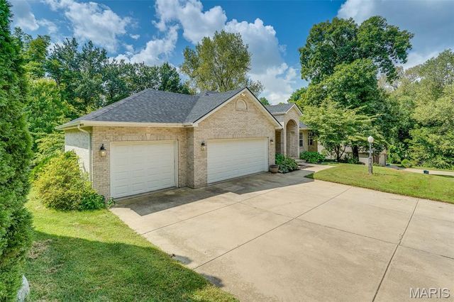 212 Michael Drive, Troy, IL 62294