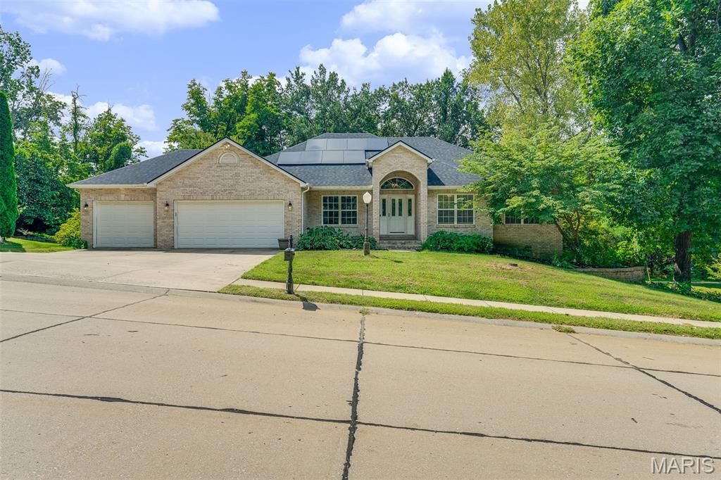 212 Michael Drive, Troy, IL 62294