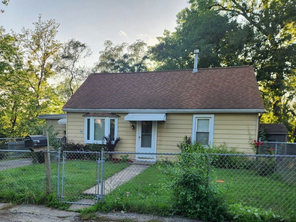 32 Arlington Lane, Fox Lake, IL 60020
