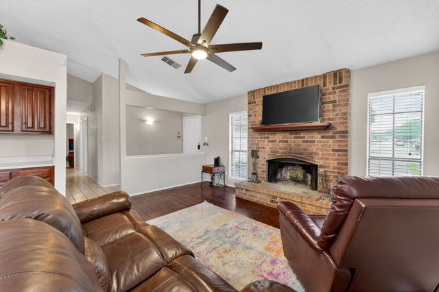 5209 Nocona Lane, Arlington, TX 76018