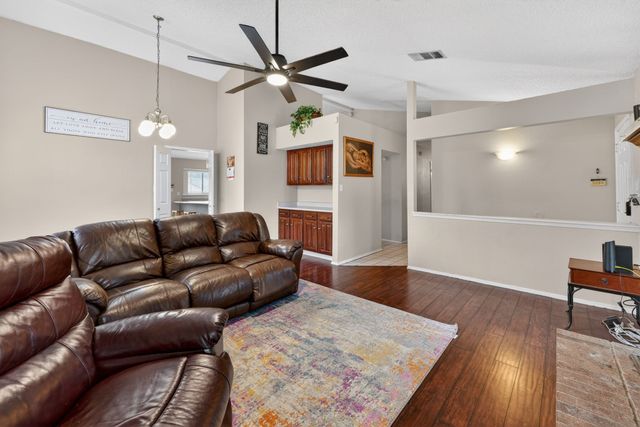 5209 Nocona Lane, Arlington, TX 76018