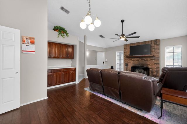 5209 Nocona Lane, Arlington, TX 76018