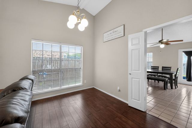 5209 Nocona Lane, Arlington, TX 76018