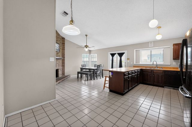 5209 Nocona Lane, Arlington, TX 76018