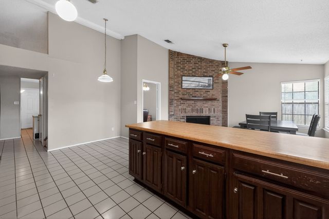5209 Nocona Lane, Arlington, TX 76018