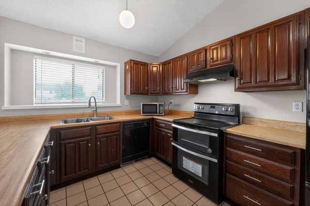 5209 Nocona Lane, Arlington, TX 76018