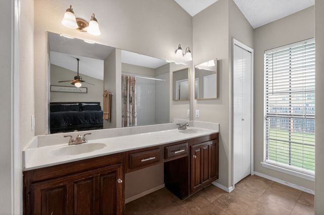 5209 Nocona Lane, Arlington, TX 76018