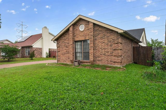 5209 Nocona Lane, Arlington, TX 76018