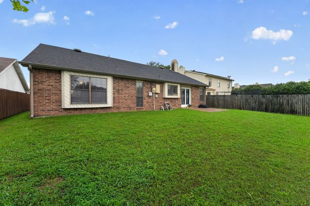 5209 Nocona Lane, Arlington, TX 76018