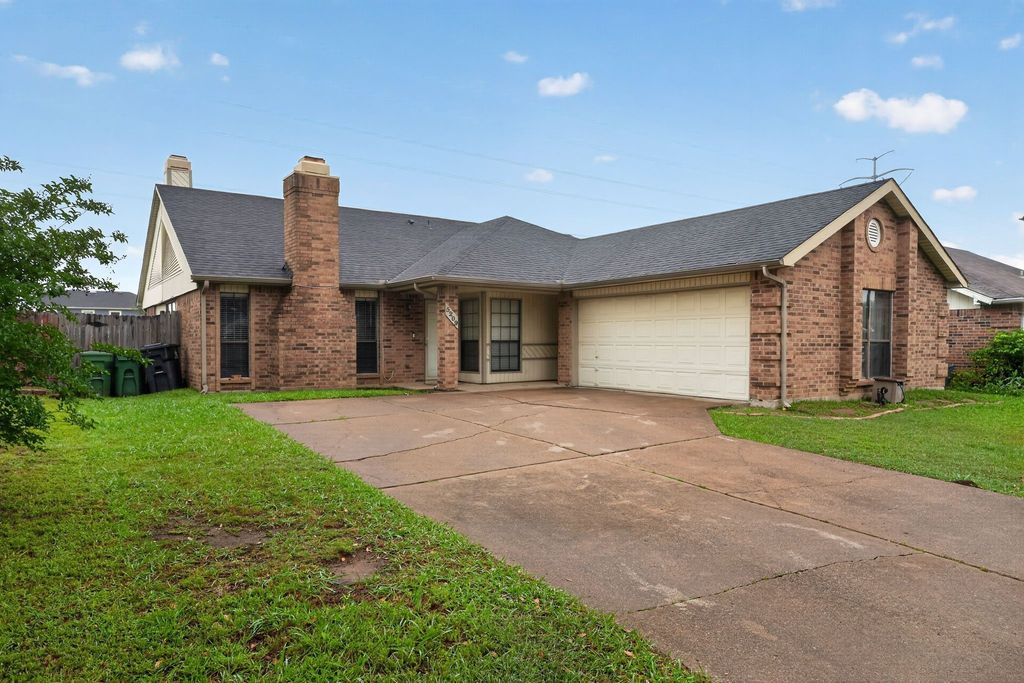 5209 Nocona Lane, Arlington, TX 76018