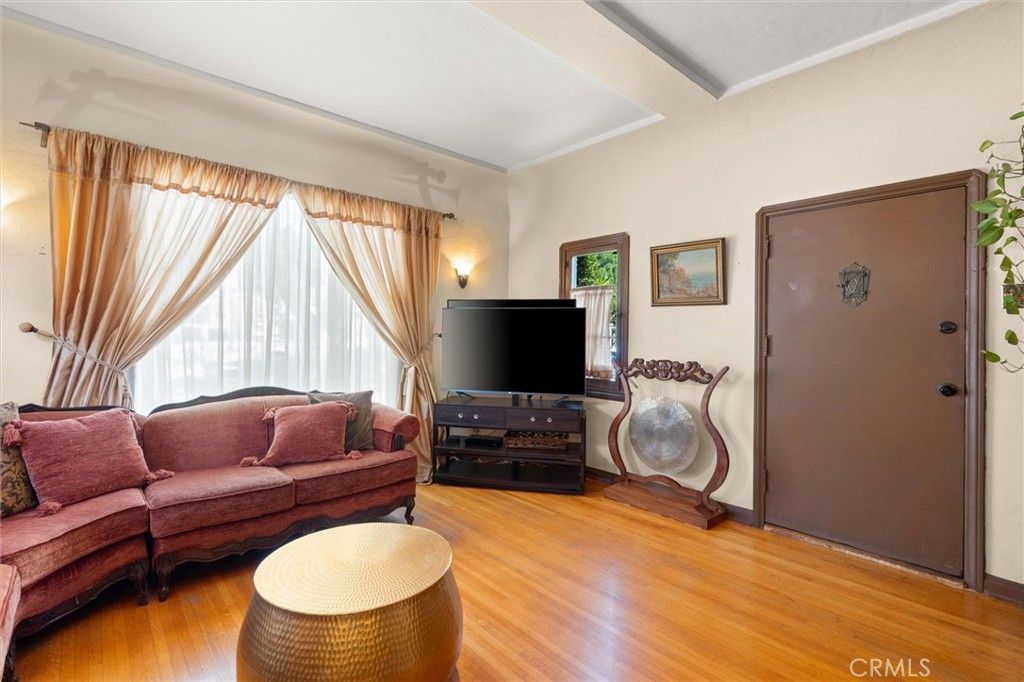 Image 4 of property listing at 1308 E Poppy, Long Beach, CA 90805