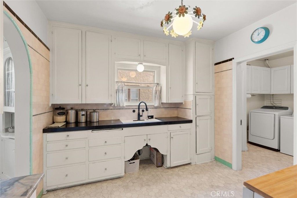 Image 8 of property listing at 1308 E Poppy, Long Beach, CA 90805