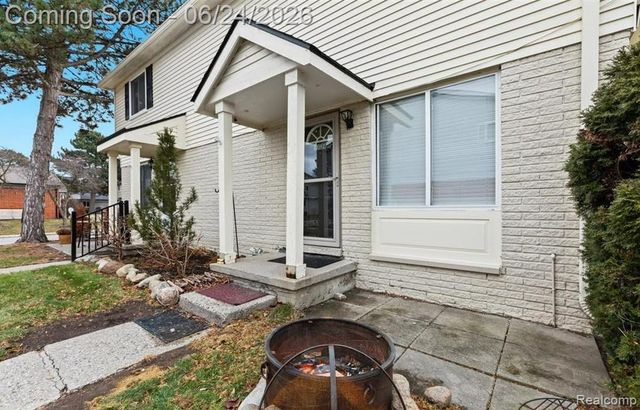 2092 Orchard Crest Street, Utica, MI 48317