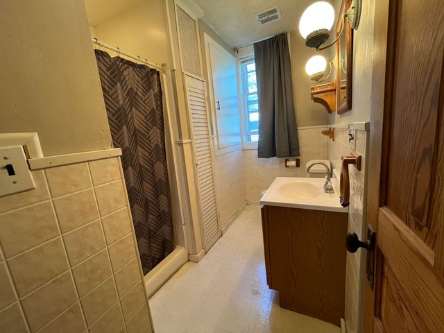 484 Grove Avenue, Valparaiso, IN 46385