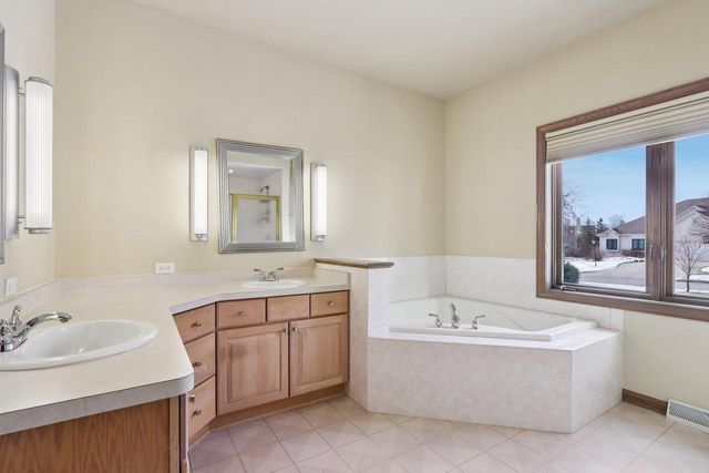 6748 S Yale DRIVE, Franklin, WI 53132