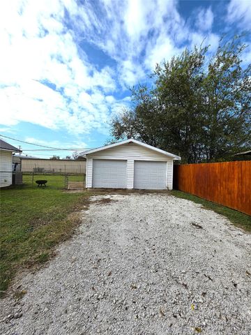 305 N Neches Street, Whitney, TX 76692